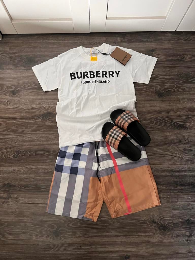Complete Burberry outfit: T-shirt, korte broek en slippers, Ophalen of Verzenden, Nieuw