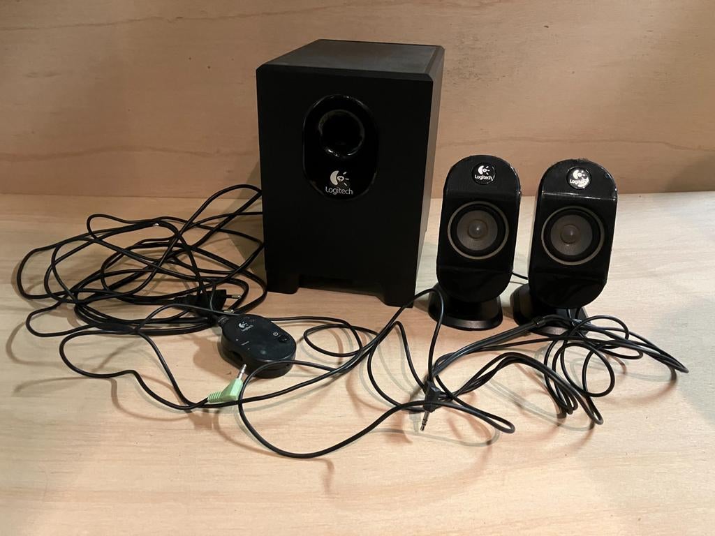 Logitech X210 2.1 speakers set in goede staat, Computers en Software, Pc speakers, Ophalen, Zo goed als nieuw, Audiokanaal 2.1