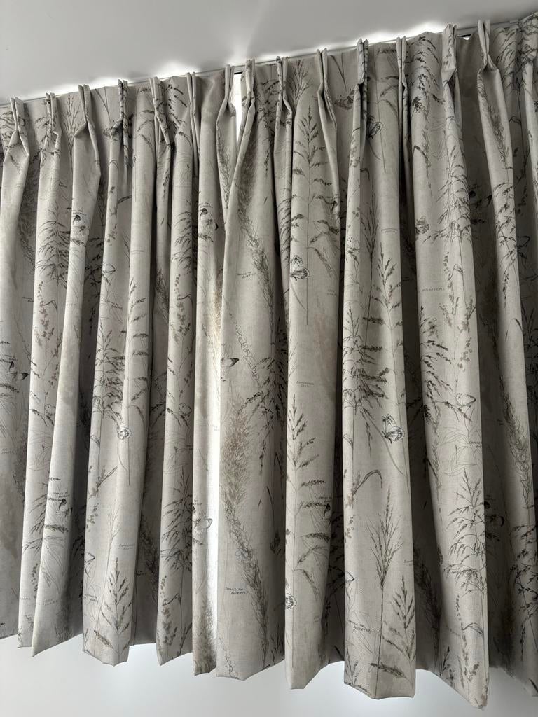 Gordijnen met botanische print, 2 stuks, Ophalen, Zo goed als nieuw, Grijs, 200 cm of meer
