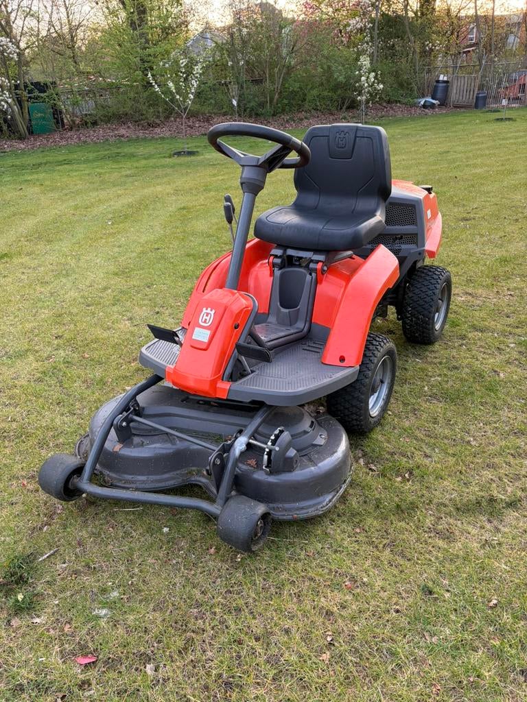 Nette Husqvarna Rider R111B5 frontmaaier - nieuw maaidek, Ophalen, Zo goed als nieuw, Versnellingen, Minder dan 90 cm