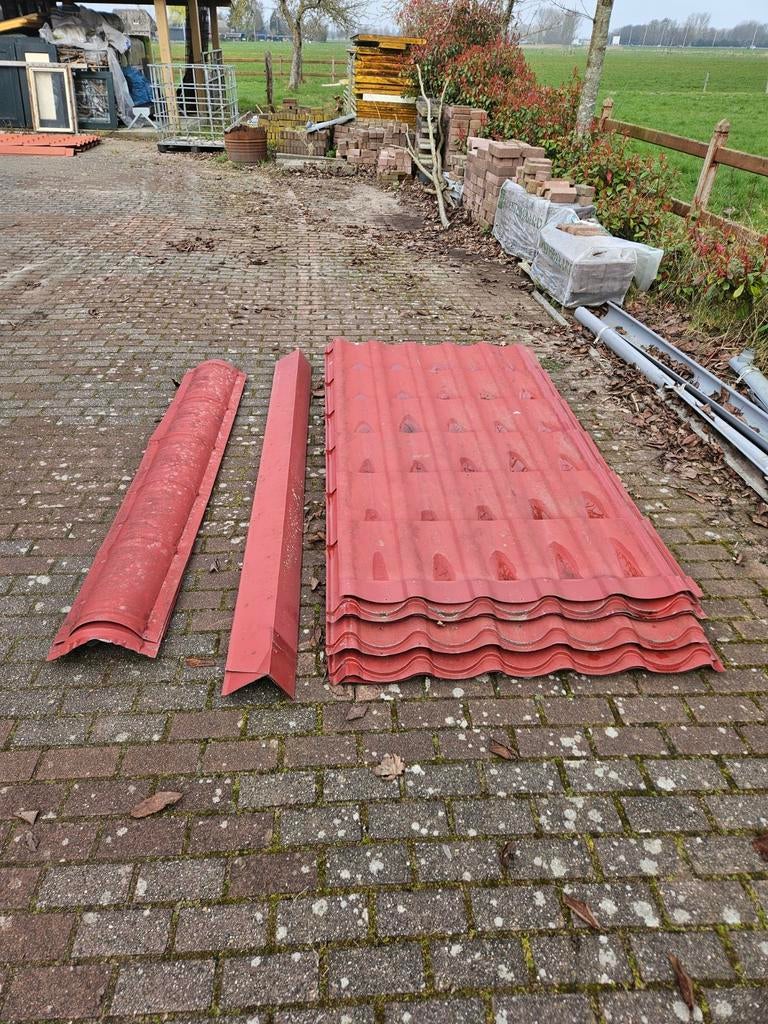 Dakpanplaten met schroeven, nokvorsten en windveren, Doe-het-zelf en Verbouw, Metaal, Rood, Ophalen, Dakplaat of Dakpanplaat
