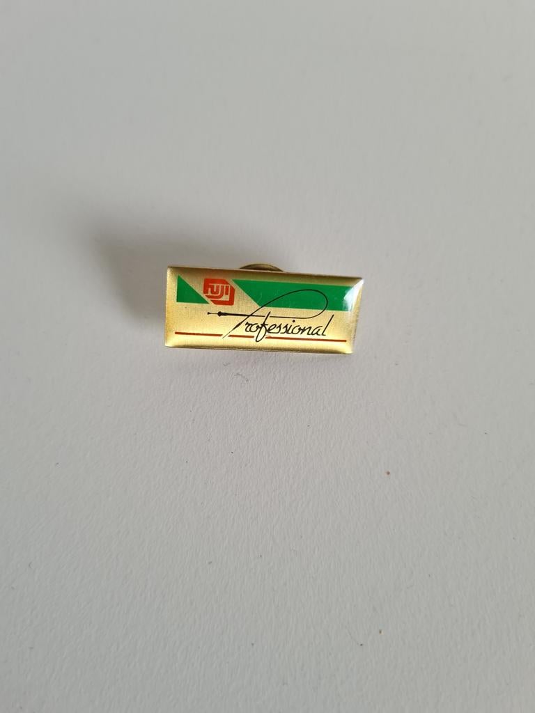 FUJI professional pin badge, Verzamelen, Speldjes, Pins en Buttons, Ophalen of Verzenden, Nieuw
