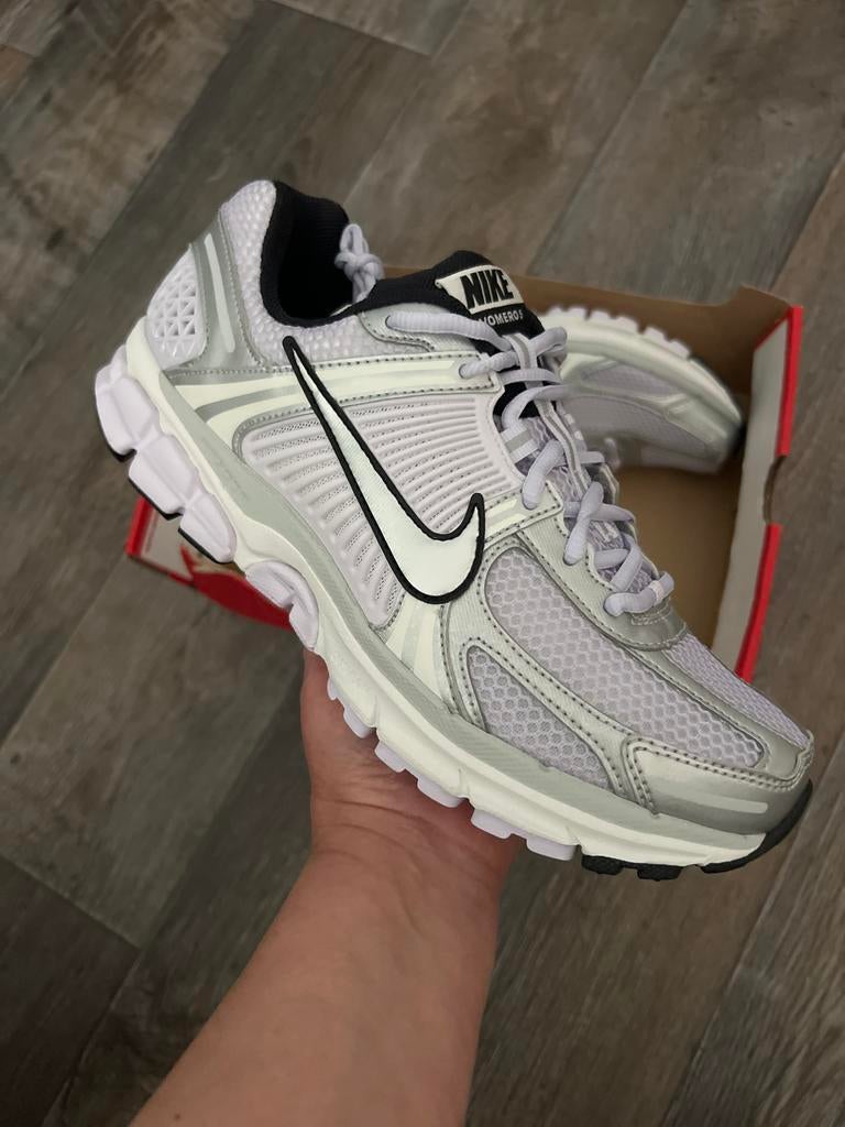 Nike Zoom Vomero 5 Metallic 42,5 Barely Grape / Silver, Ophalen of Verzenden, Nieuw, Overige kleuren, Sneakers of Gympen