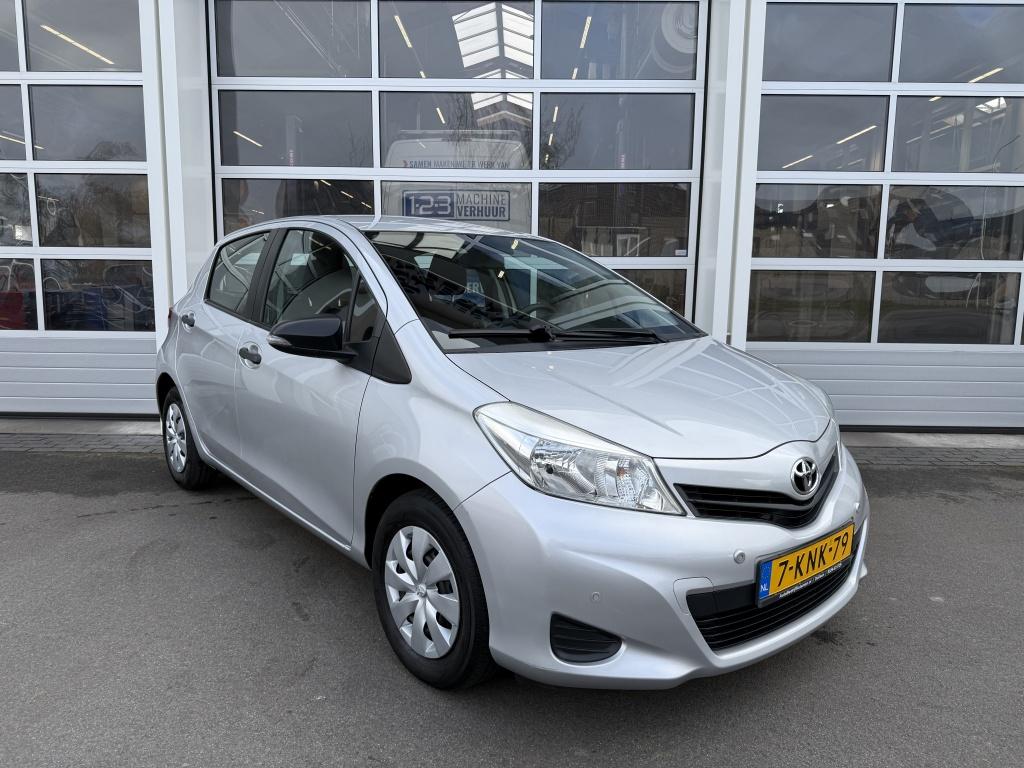 Toyota Yaris 1.3 VVT-i Comfort (bj 2013), Auto's, Euro 5, 4 cilinders, 990 kg, Bedrijf