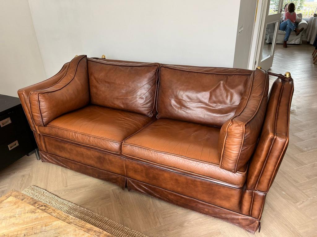 Lederen kasteelbank in Engelse stijl, Huis en Inrichting, Banken | Bankstellen, Engels klassiek, Gebruikt, Tweepersoons, Ophalen of Verzenden