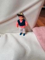 poppenhuis miniaturen caco popje jochie met pet, Ophalen of Verzenden, Poppenhuis