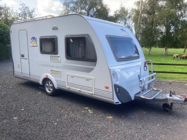 caravan Knaus 420 QD Sudwind Gold Edition, Caravans en Kamperen, Caravans, Particulier, tot en met 4, 750 - 1000 kg, Treinzit