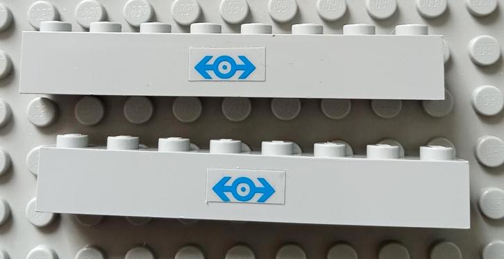 3008pb100 (1) 2x Light Gray Brick 1 x 8 with Train Logo B, Kinderen en Baby's, Speelgoed | Duplo en Lego, Gebruikt, Ophalen of Verzenden