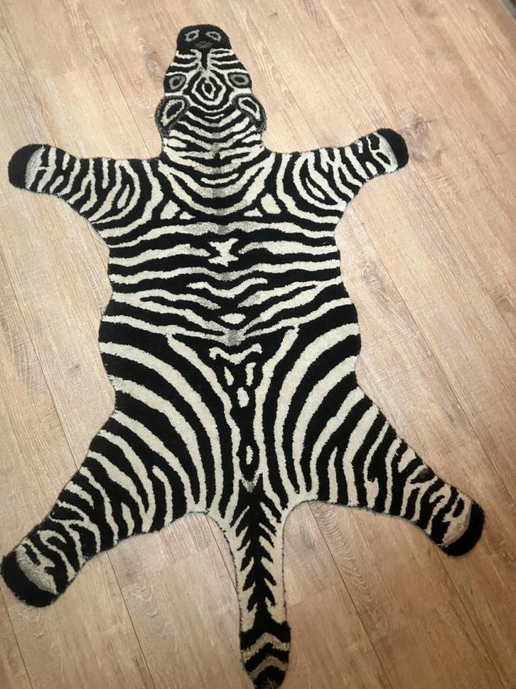 Zebrakleed - Vloerkleed in zebraprint van Doing Goods, Huis en Inrichting, Stoffering | Tapijten en Kleden, Zo goed als nieuw