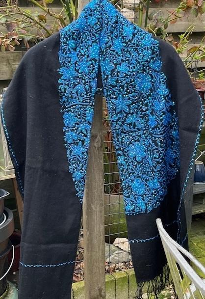 Nieuw! Feestelijke pashmina / stola zwart/blauw, Kleding | Dames, Ophalen of Verzenden, Nieuw, Maat 46/48 (XL) of groter, Sjaal