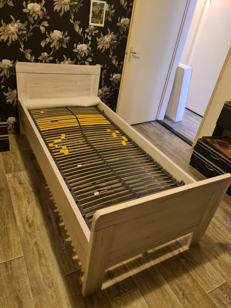 1-persoons bed met lattenbodem, Ophalen, 90 cm, Eenpersoons, Zo goed als nieuw