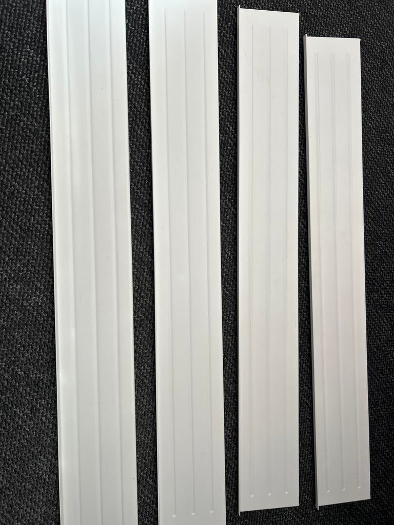 IKEA Skurar - 4 metalen wandplankjes, Ophalen of Verzenden, Gebruikt