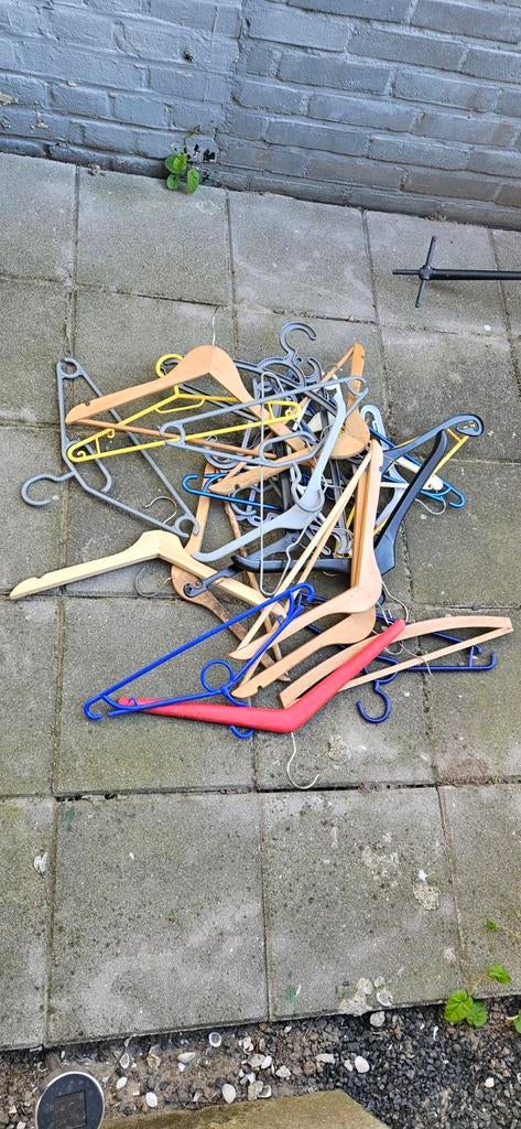 Grote partij kledinghangers (hout, kunststof, metaal), Ophalen, Hout
