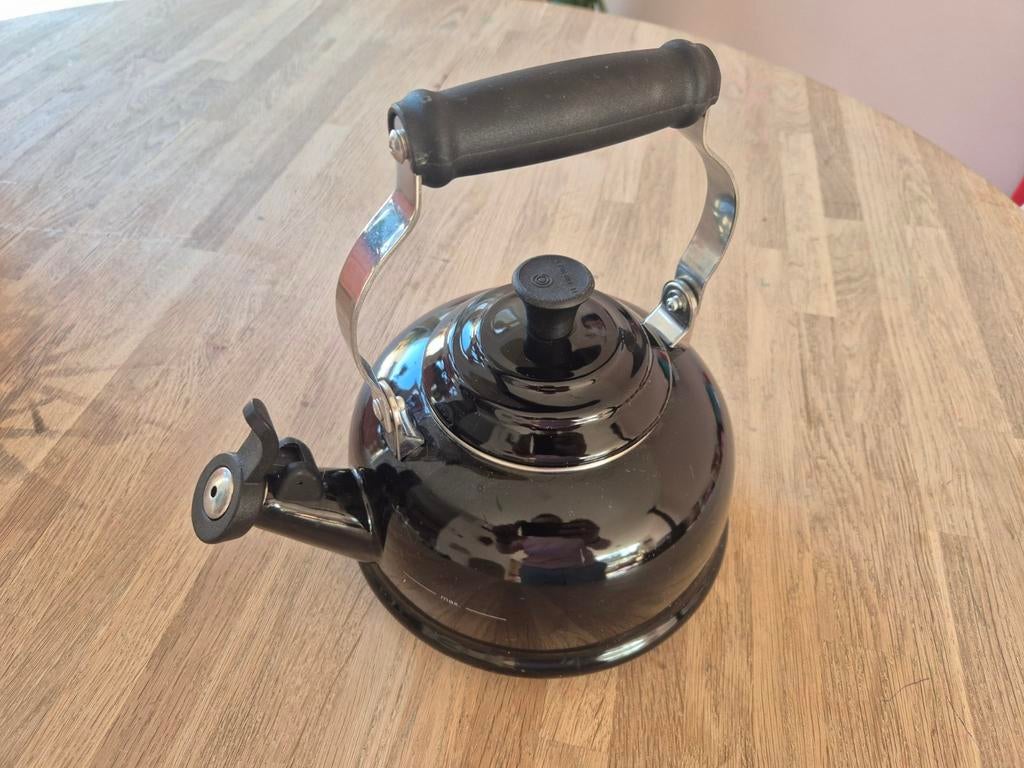 Le Creuset Fluitketel / Theepot - Zwart, 1.6L, Ophalen of Verzenden, Zo goed als nieuw, Zwart, Metaal