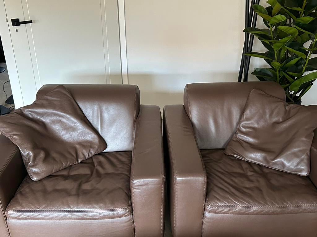 Twee donkerbruine stoeltjes leer met rvs hoekpoot, Ophalen, Gebruikt, 75 tot 100 cm, Leer