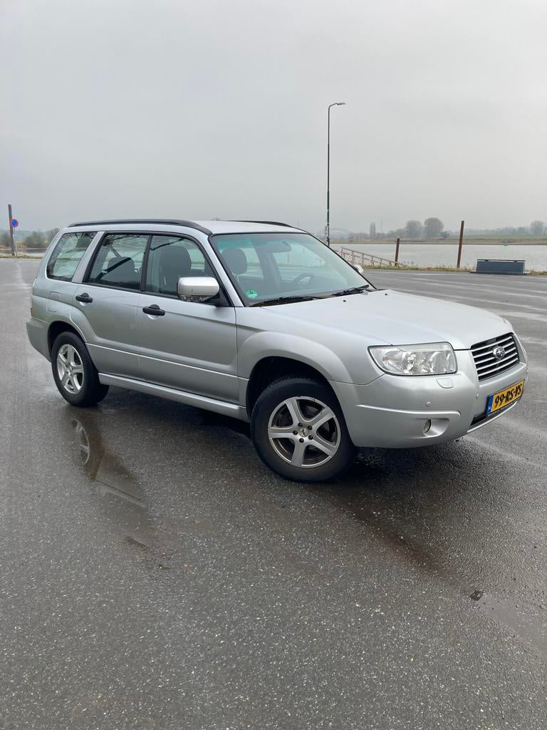 Subaru Forester 2.0 116KW/158pk 2005 Zilvergrijs APK 03/27, Auto's, Subaru, 1994 cc, Stof, 4 cilinders, 75 €/maand