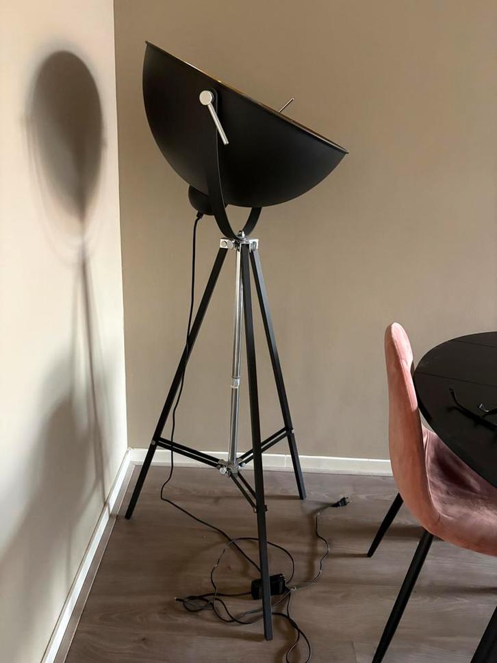 Moderne Staande Kamerlamp - Zwart met Goudkleurige Binnenkan, Huis en Inrichting, Lampen | Vloerlampen, Zo goed als nieuw, 150 tot 200 cm