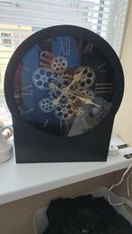 Zwarte tafelklok met zichtbaar uurwerk, Ophalen of Verzenden, Zo goed als nieuw, Analoog, Wekker of Tafelklok