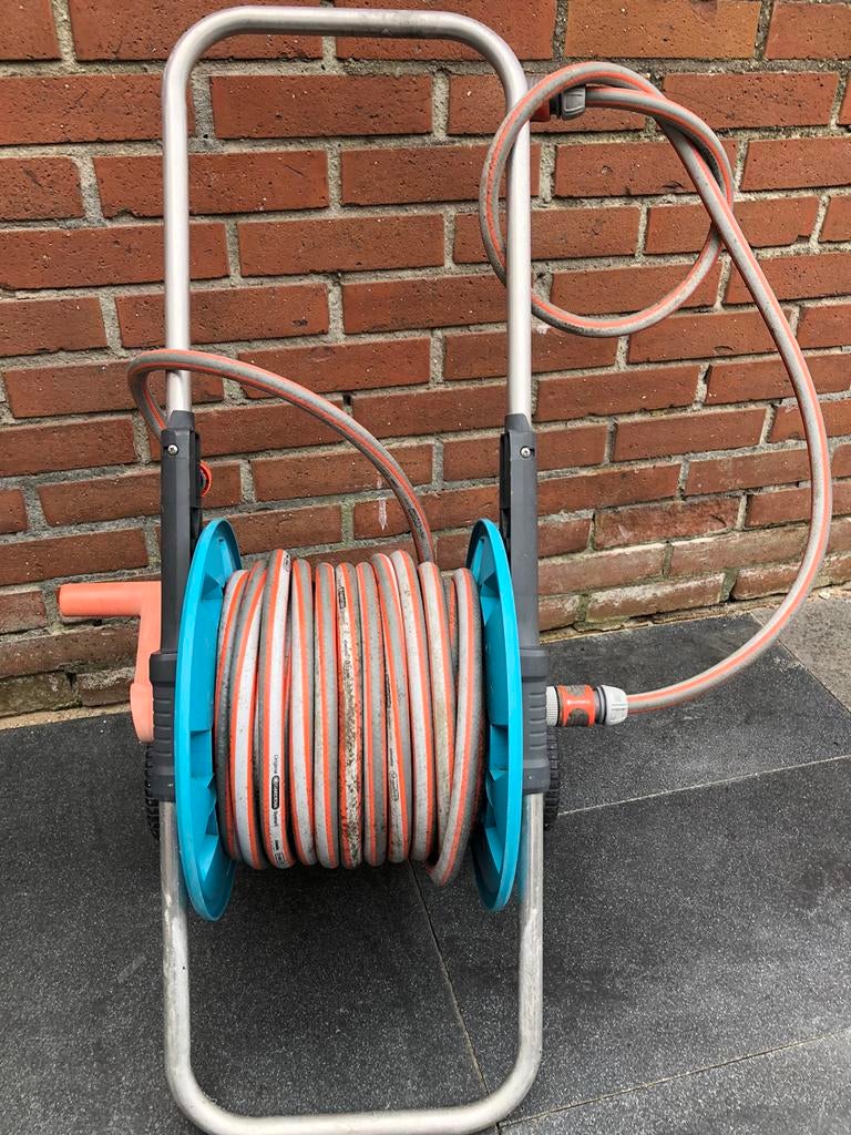 Mooi  Gardena tuin slang met haspel van 25 m., Tuin en Terras, Tuinslangen, Ophalen, Zo goed als nieuw, Tuinslang