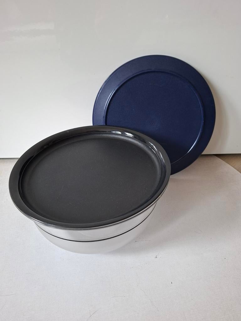 Tupperware schaal 2100ml met 2 deksels (zwart & donkerblauw), Ophalen of Verzenden, Gebruikt, Blauw, Schaal