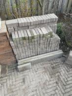 Gratis af te halen: Stenen en 2 opsluitbanden, Ophalen, Gebruikt, Klinkers, Minder dan 5 m²