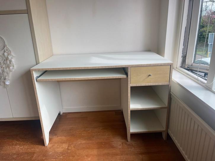 Tiener bureau met uitschuifbaar toetsenbordblad en lades, Huis en Inrichting, Bureaus, Gebruikt, Ophalen