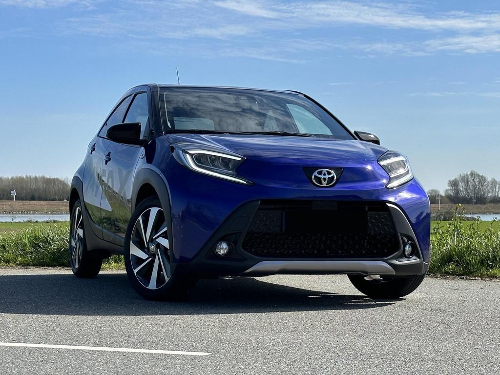Toyota Aygo X 1.0 VVT-i MT Play €20.750,- RIJKLAAR! Nu €, Auto's, Toyota, Stof, Euro 6, 920 kg, 4 stoelen