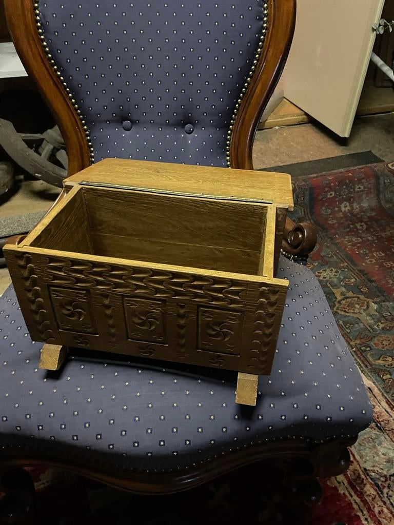 Houten kistje met houtsnijwerk, Ophalen