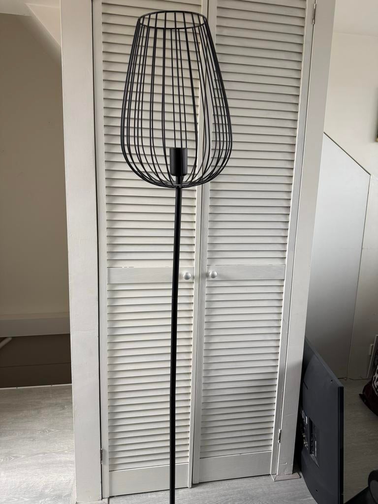 Zwarte metalen vloerlamp met open kap, Ophalen, Gebruikt, Metaal, 150 tot 200 cm
