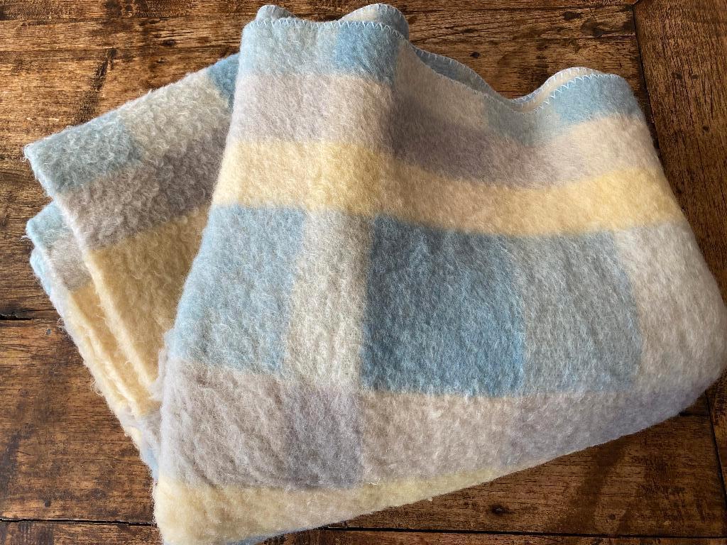 Deken - wol - pastel blauw/geel - geruit - merk Aabe, Ophalen of Verzenden