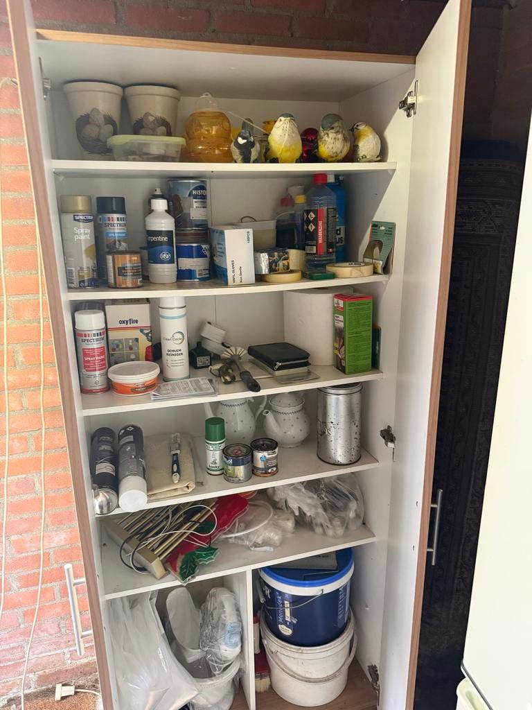 Kast inclusief inhoud: verf, spuitbussen, schroeven, Ophalen, Gebruikt