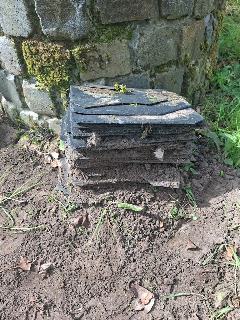 Stapeltje leisteen, Doe-het-zelf en Verbouw, Dakpannen en Dakbedekking, Ophalen, Steen of Klei, Minder dan 5 m², Dakpannen