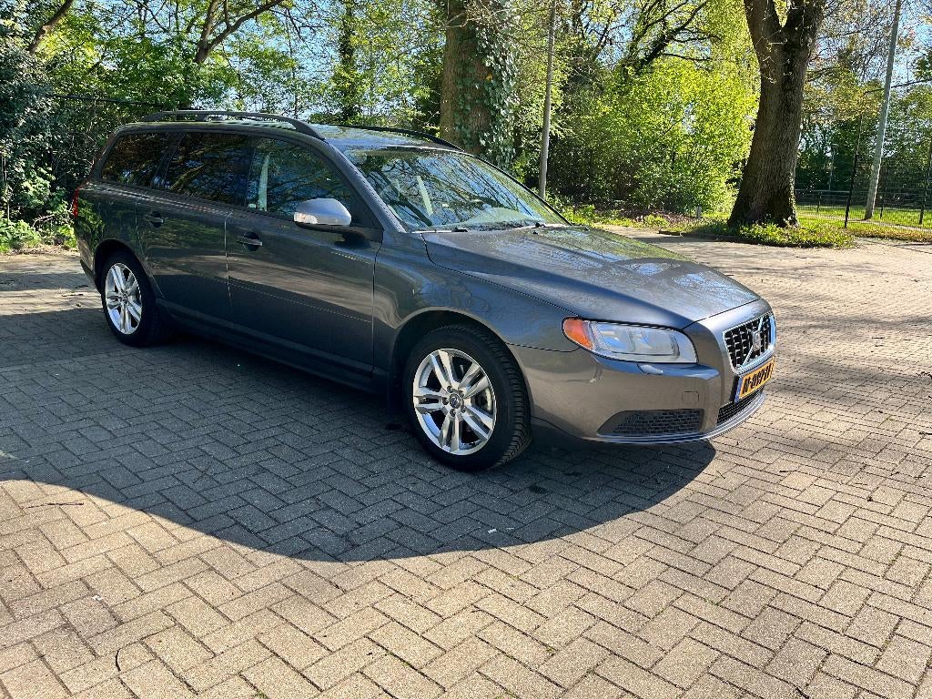 Volvo V70 2.0 2008 Grijs, Auto's, Volvo, Voorwielaandrijving, 145 pk, Zwart, 4 cilinders