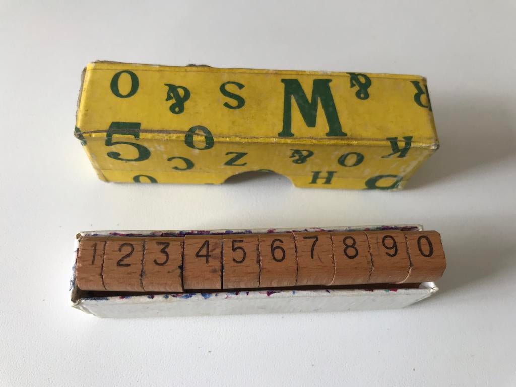 Vintage doosje stempelcijfertjes,houten cijfers, Hobby en Vrije tijd, Stempelen, Ophalen of Verzenden, Zo goed als nieuw, Houten stempel