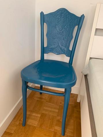 Antieke blauw geschilderde stoel beschikbaar voor biedingen