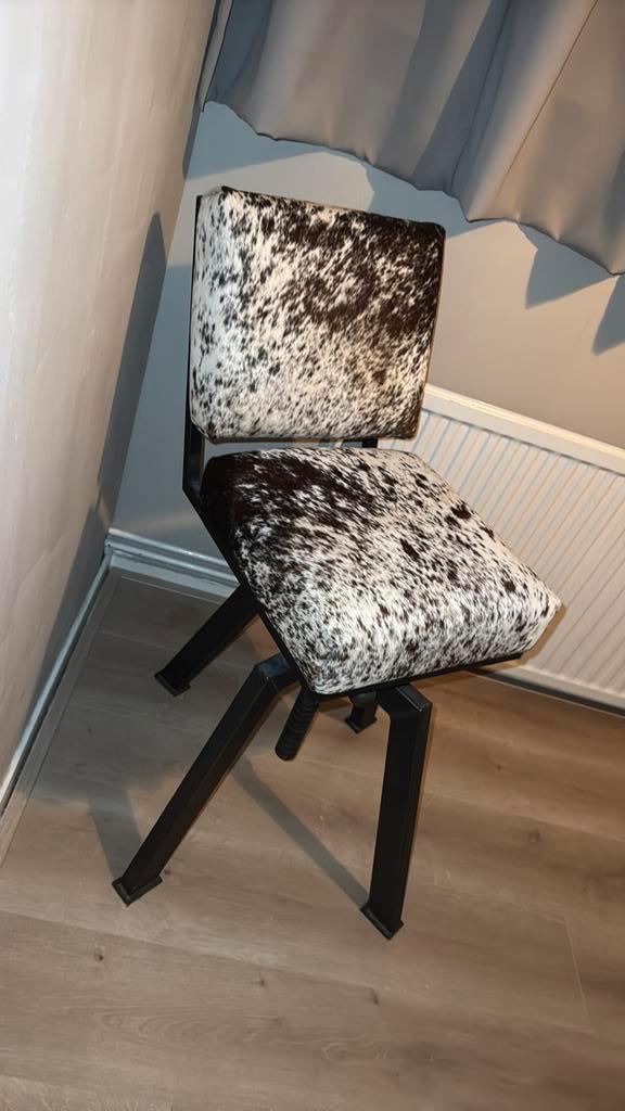 Stoel van koeienhuid, Huis en Inrichting, Stoelen, Zo goed als nieuw, Eén, Bruin, Ophalen of Verzenden