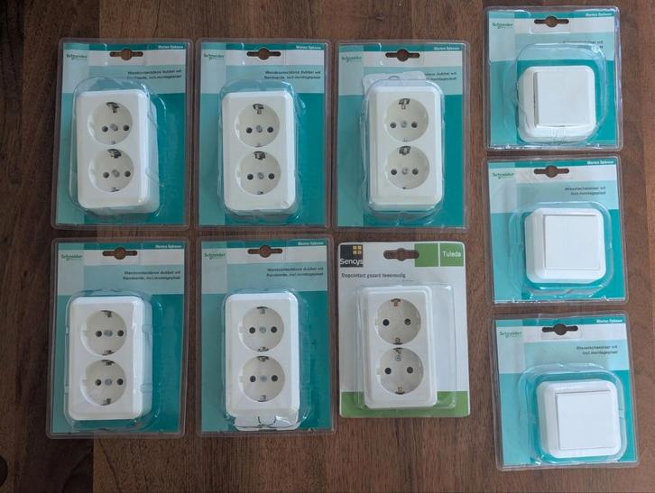 Schneider / Merten opbouw materiaal, Doe-het-zelf en Verbouw, Elektra en Kabels, Nieuw, Stopcontact, Ophalen of Verzenden