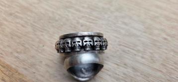 Ring van zilver, buitenste ring draait over de binnenste beschikbaar voor biedingen