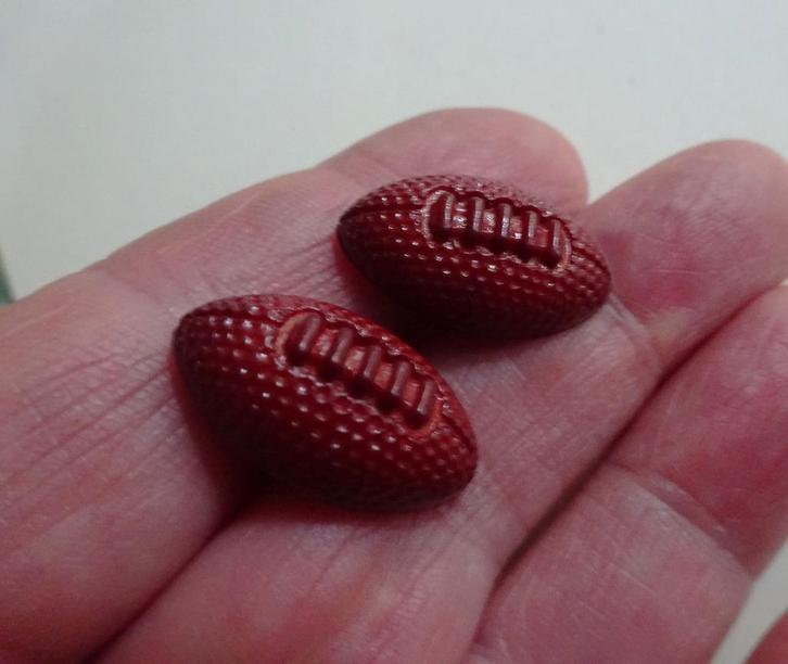 2 Bruin-rode American football knoopjes +/- 2 x 1 cm, Hobby en Vrije tijd, Naaien en Fournituren, Zo goed als nieuw, Knoop of Knopen
