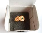 AVON ring. Bloemen met rode en groene steentjes. Goldplated., Sieraden, Tassen en Uiterlijk, Ringen, Nieuw, Ophalen of Verzenden