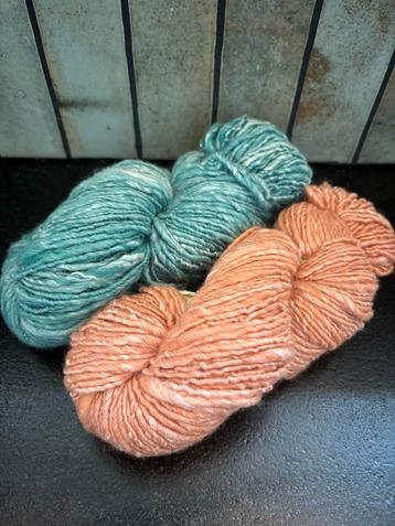 Handgesponnen en geverfde strengen merino wol / bamboo beschikbaar voor biedingen