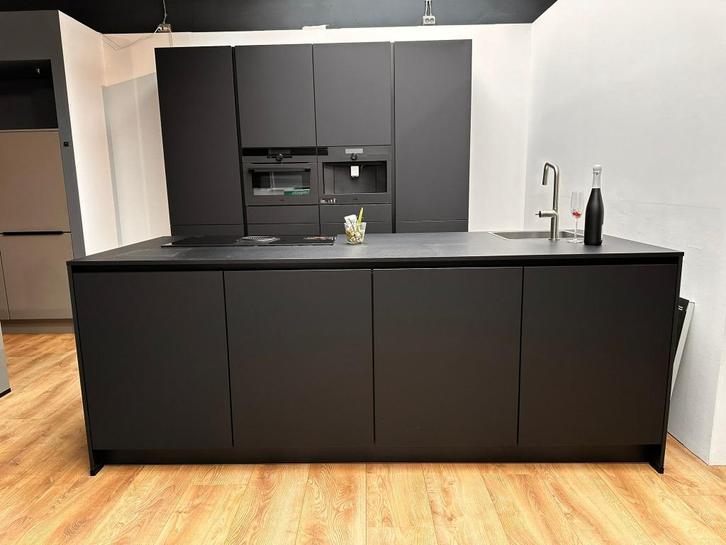 Eiland keuken in Zwart mat AEG Koffiemachine € 14.499,-, Huis en Inrichting, Keuken | Complete keukens, Nieuw, Overige typen, Zwart