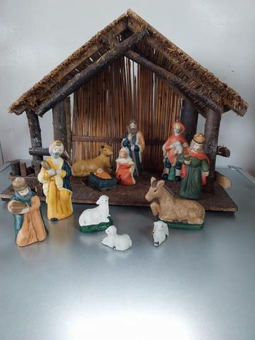 Kerststal met figuren 44,5 x 20 cm x 34 cm hoog beschikbaar voor biedingen