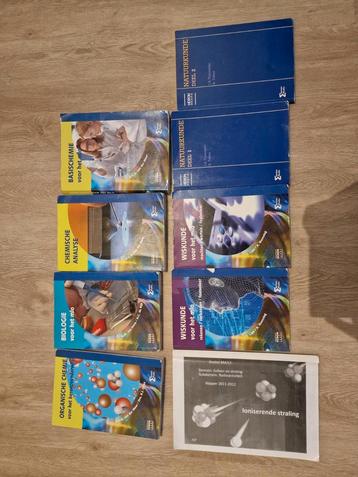 Schoolboeken Natuurkunde, Scheikunde, Wiskunde, Biologie beschikbaar voor biedingen
