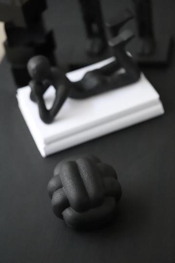 Stijvolle beeld knoop zwart beschikbaar voor biedingen