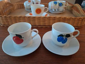 Twee Vintage kop&schotels met fruit beschikbaar voor biedingen