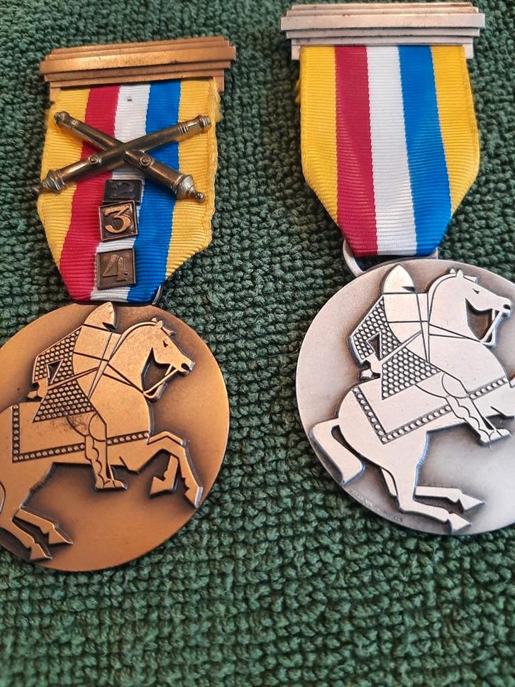 Twee militaire medailles - Luxemburgse mars, Verzamelen, Militaria | Algemeen, Overige soorten, Lintje, Medaille of Wings, Overige gebieden