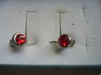 VINTAGE OORBELLEN MET ROOD STEENTJE INGELEGD, Sieraden, Tassen en Uiterlijk, Antieke sieraden, Verzenden, Overige materialen, Broche