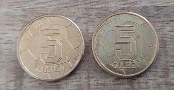 Nederland, 2 stuks munten van 5,00 gulden uit jaar 2000. beschikbaar voor biedingen