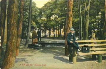(301-214-011) Arnhem Steenen Tafel beschikbaar voor biedingen